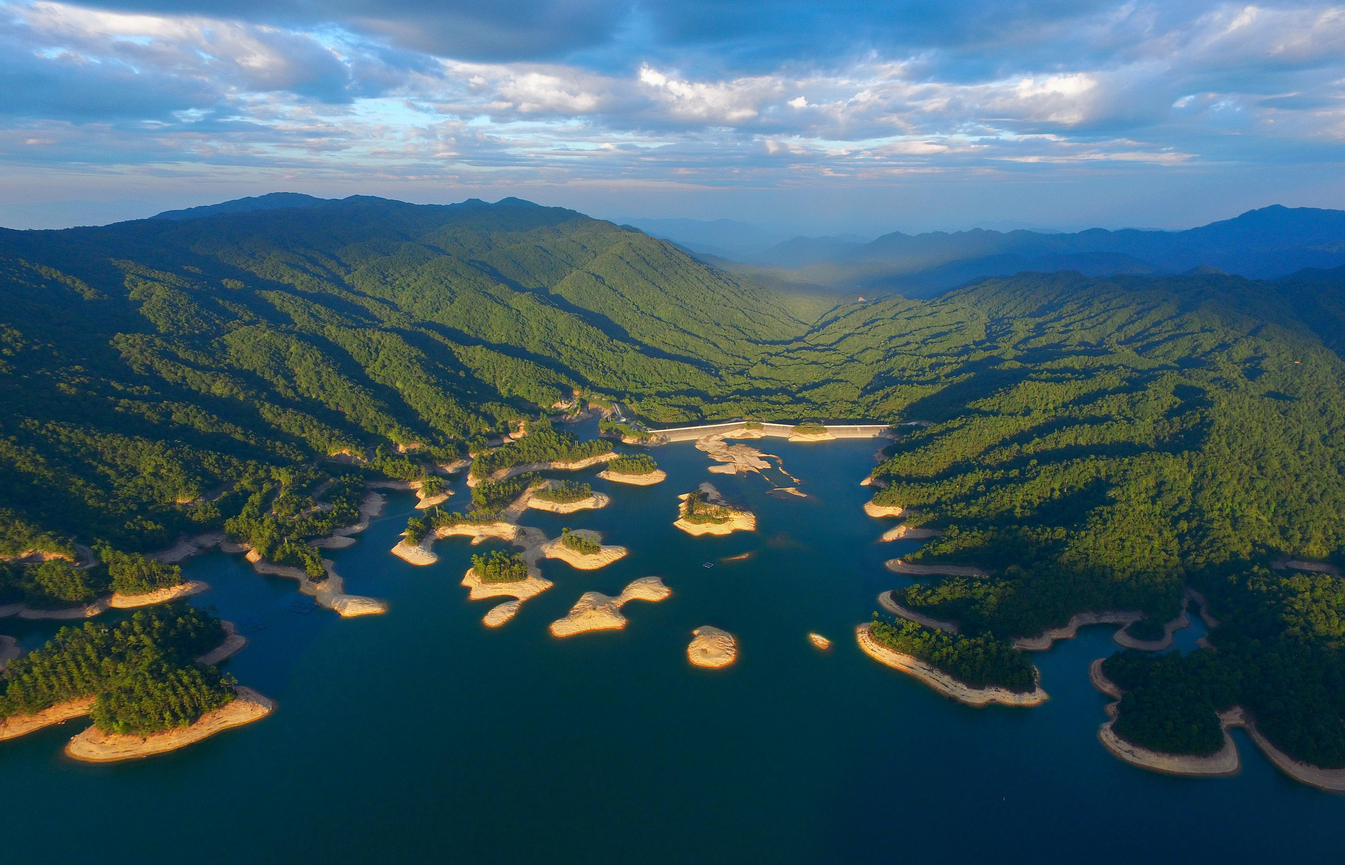 深秋時(shí)節(jié)，陽江市鵝凰嶂的五指峰下的八甲仙湖。陸海華 攝