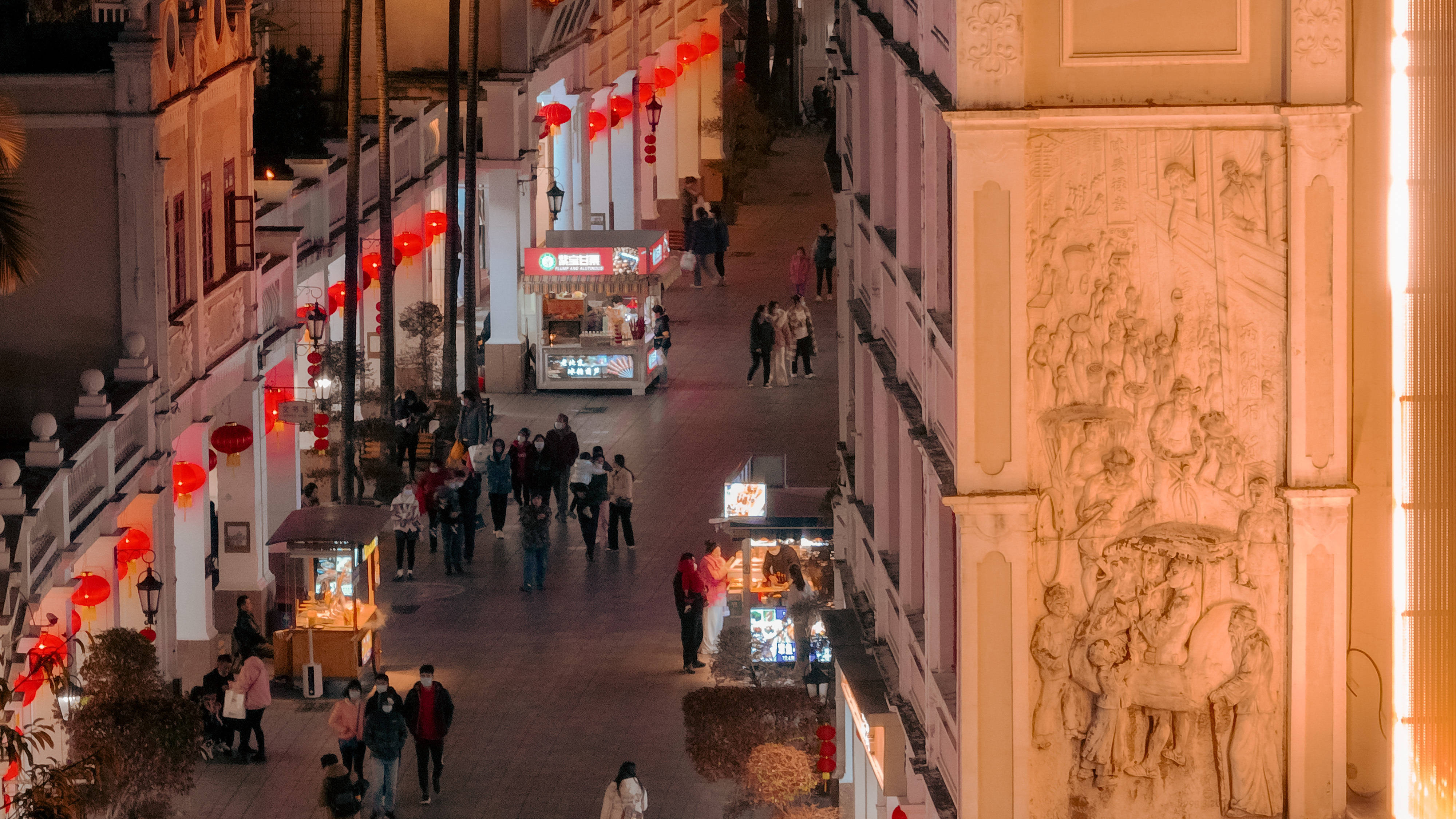 游客夜游廣東省中山市孫文西路旅游休閑街區(qū)，購買路邊小吃。黃健斌 攝