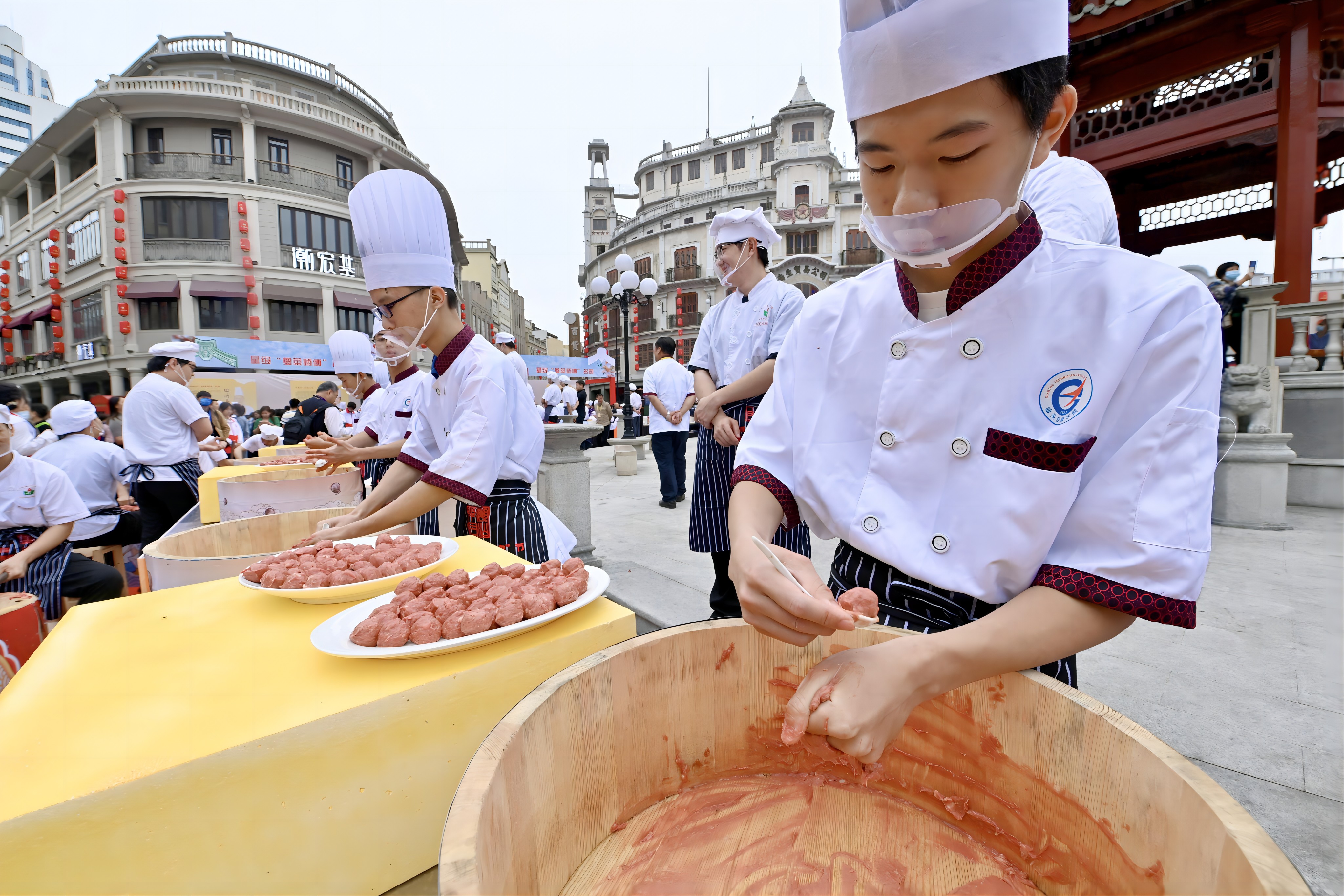 4月26日，在廣東省汕頭市，“潮汕牛肉”烹飪人才隊伍為廣大食客現場制作牛肉丸?？聲?攝