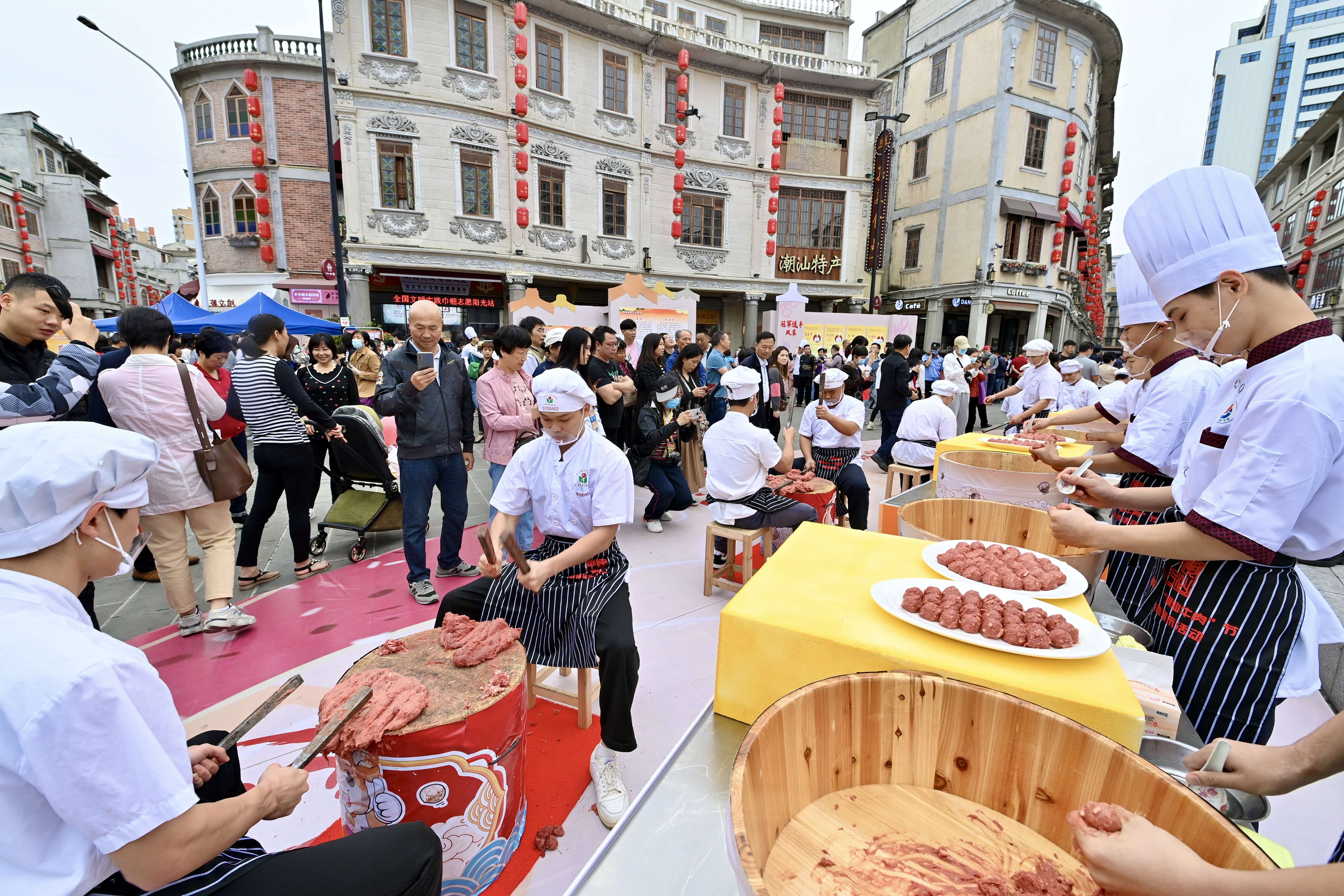 近年來(lái)，汕頭市進(jìn)一步傳承、創(chuàng)新和發(fā)展粵菜文化，助推“潮汕牛肉”小吃品牌走出汕頭、走向世界?？聲?攝