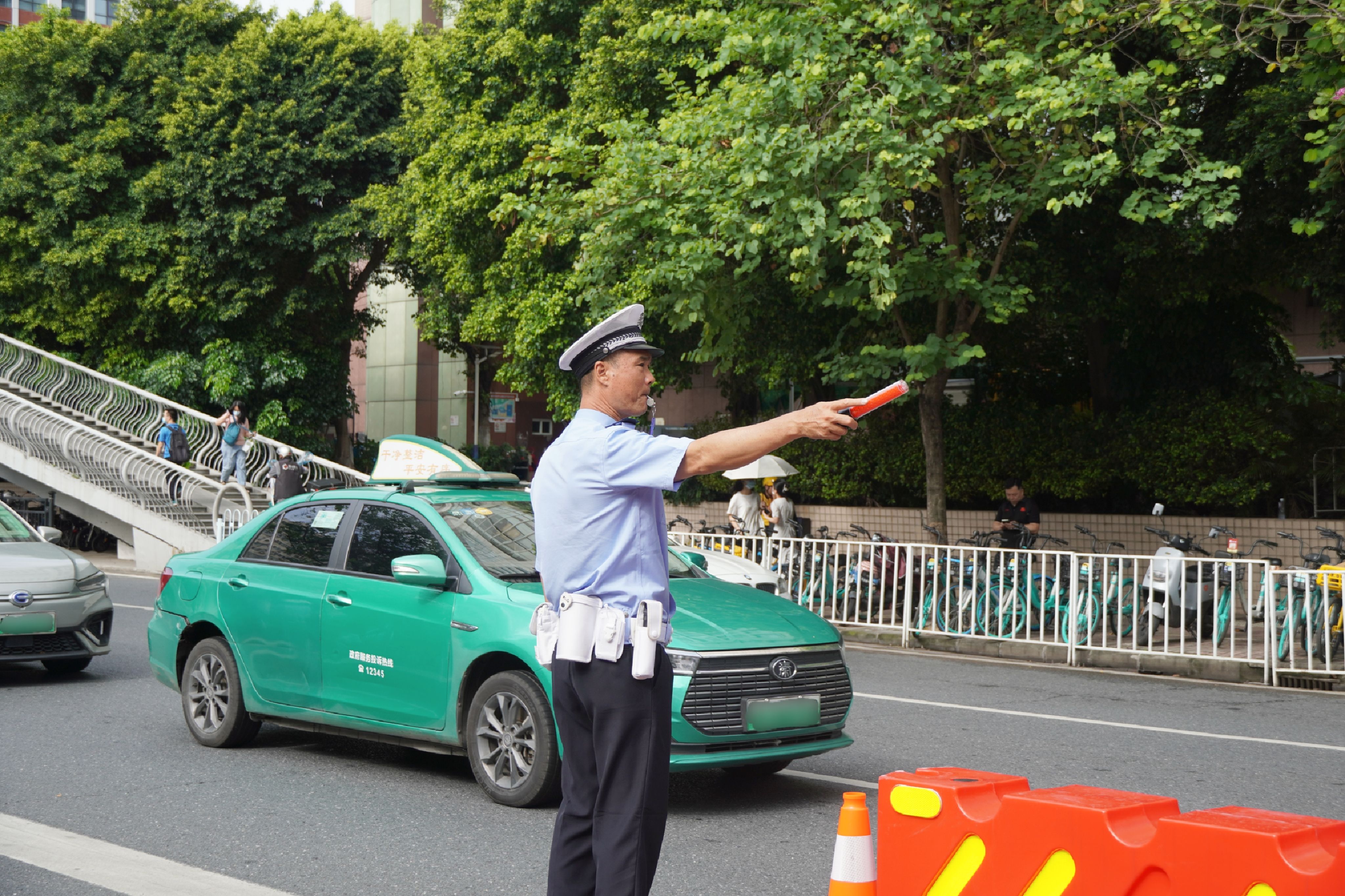 廣東各地公安交警部門聯(lián)合教育、交通、市政等部門，保障高考各考點(diǎn)交通安全有序。王雅蝶 攝