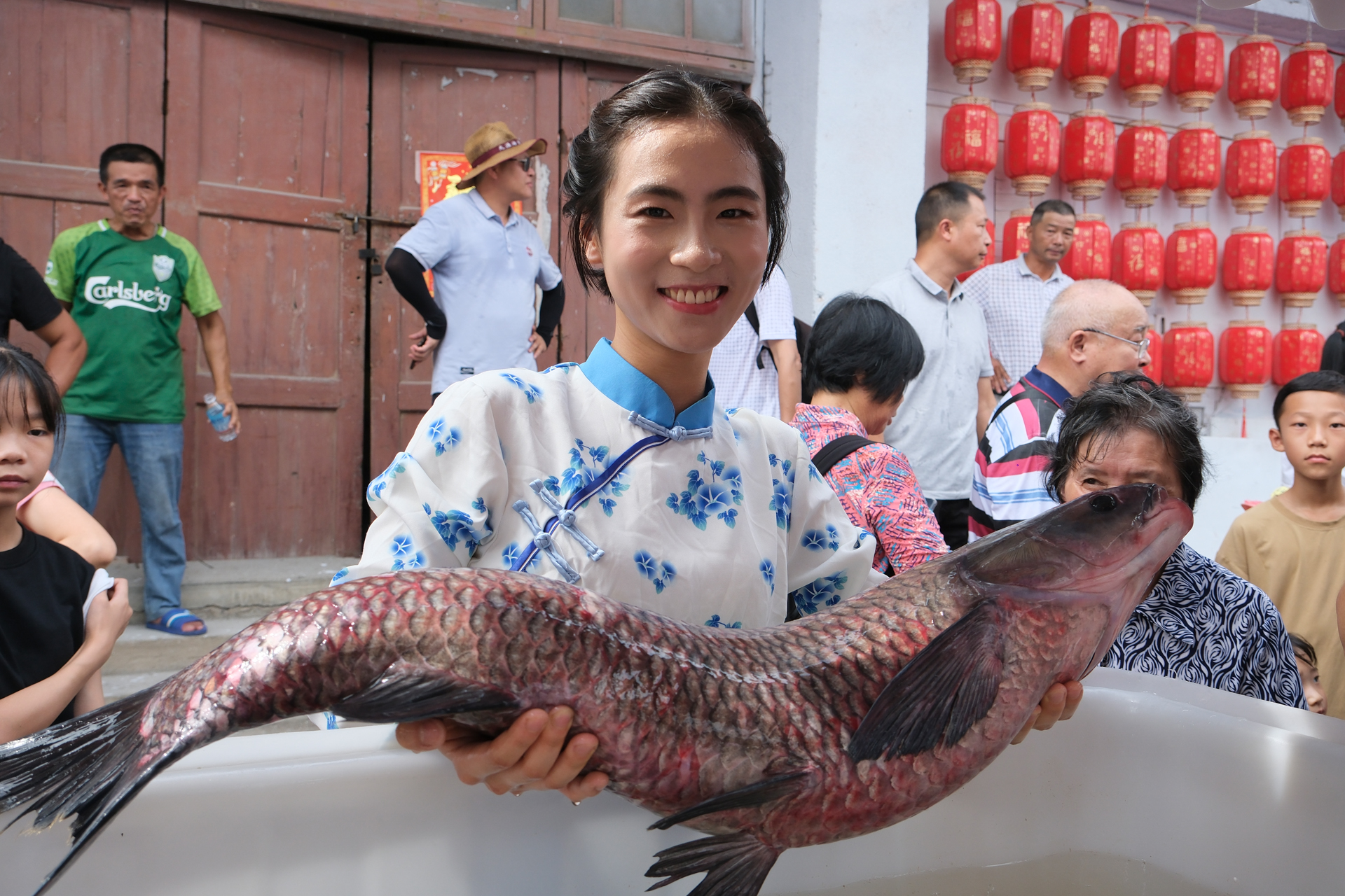 在肇慶市高要區(qū)祿步鎮(zhèn)紅星碼頭，開(kāi)漁節(jié)工作人員向市民群眾展示河鮮。吳勇強(qiáng) 攝