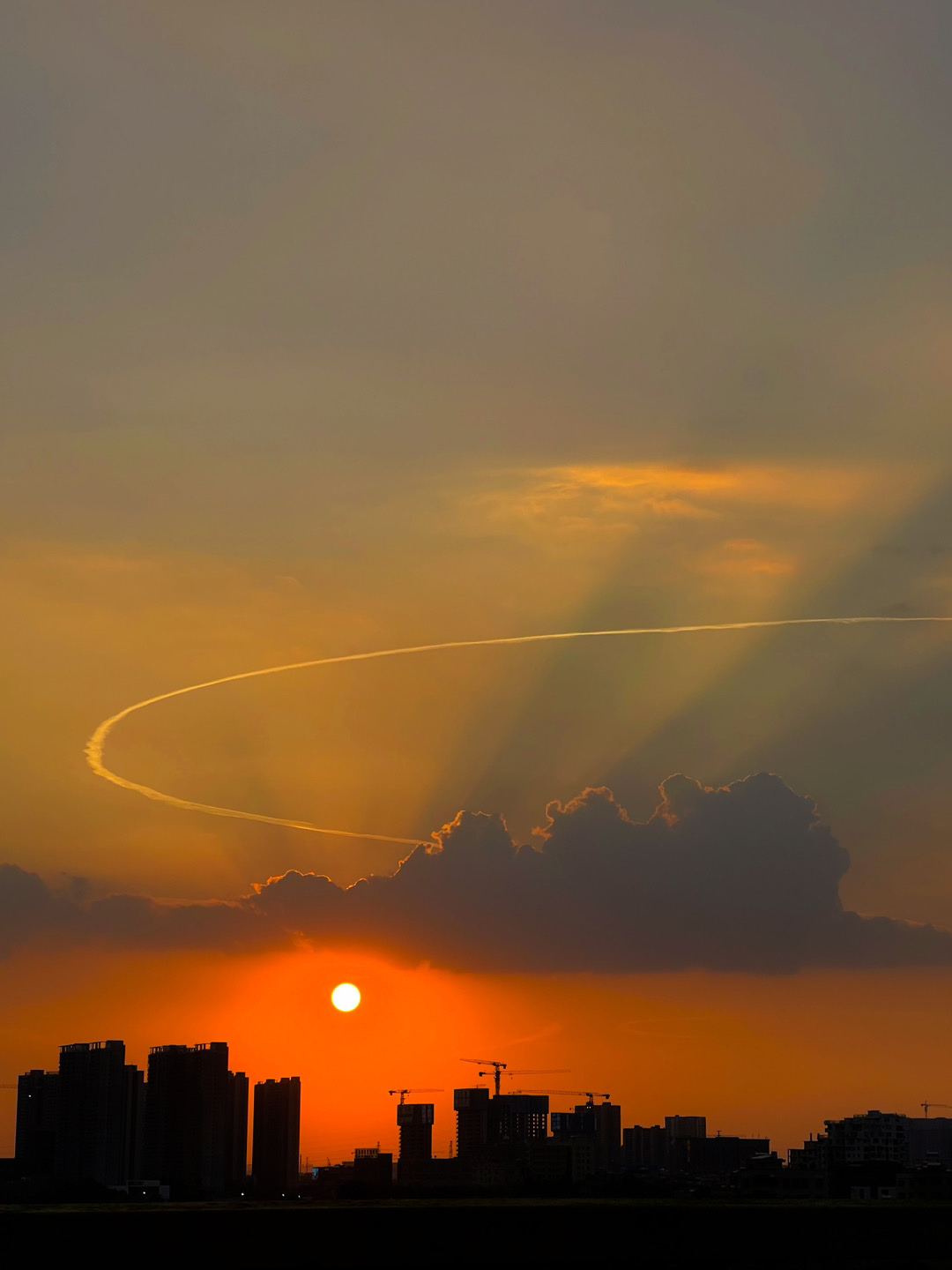 近日，廣州上空出現(xiàn)航跡云。王鵬鵬ken 攝