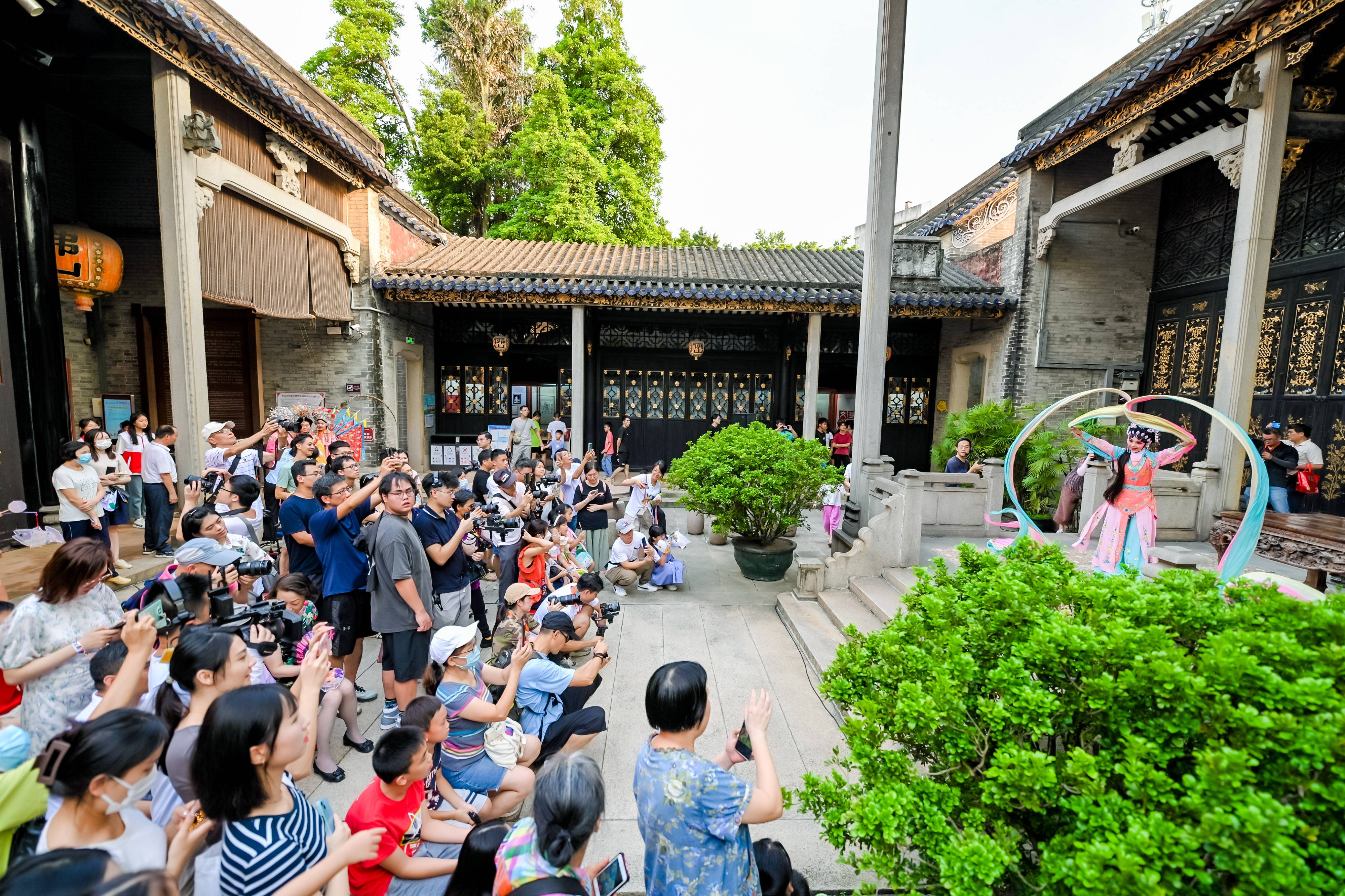 粵劇表演吸引人們駐足觀賞。祖廟街道宣文辦供圖