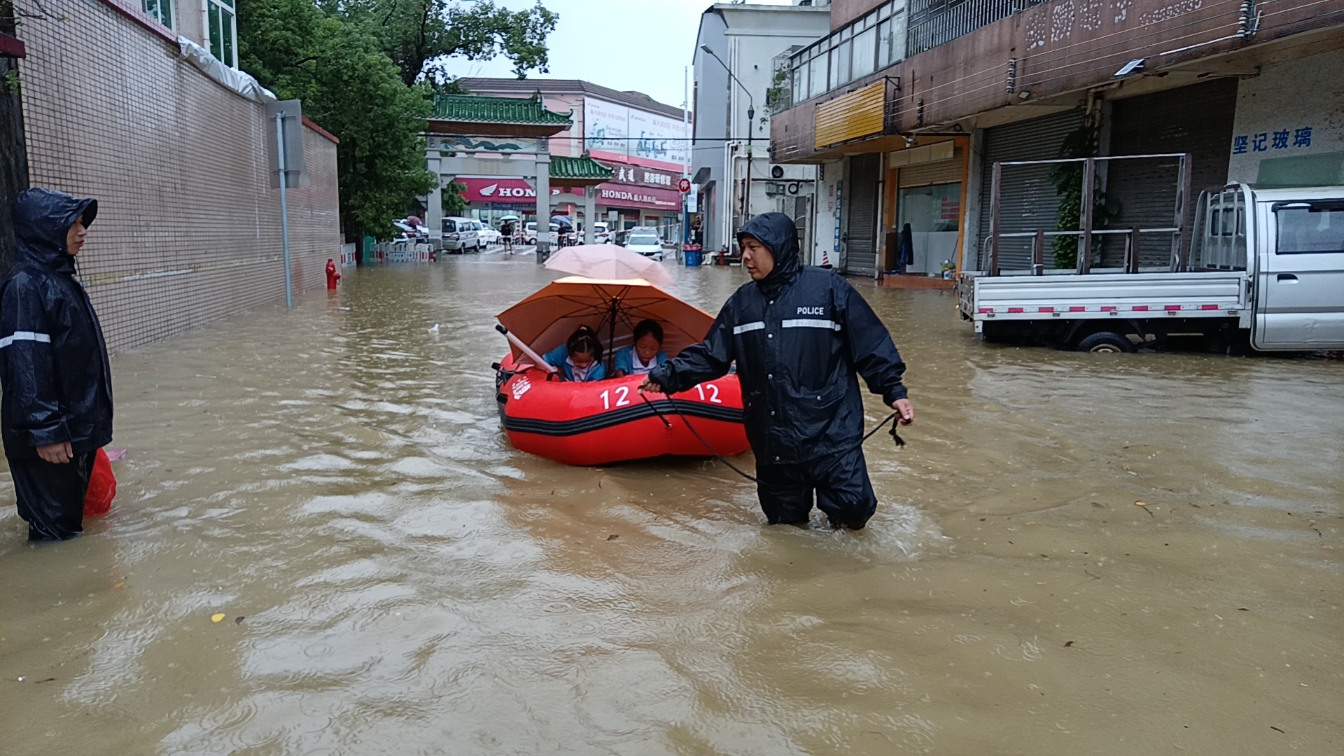 中山市三鄉(xiāng)鎮(zhèn)公安民警到橋頭牌坊巡查水浸情況，并疏散受災(zāi)群眾。三鄉(xiāng)公安分局供圖