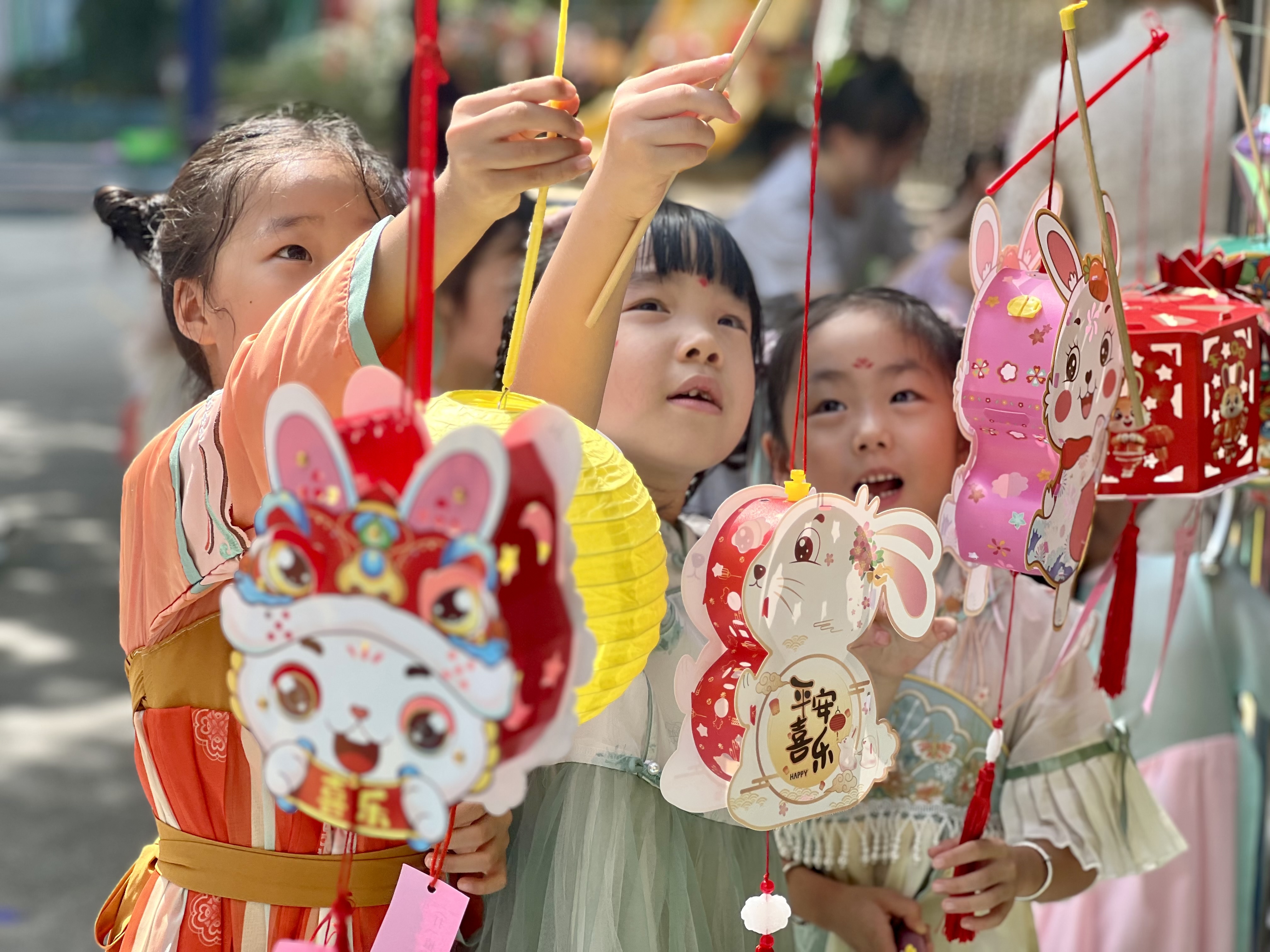 連日來，東莞市長安鎮(zhèn)各學(xué)校、幼兒園開展豐富多彩的中秋節(jié)主題活動，共度美好節(jié)日。長安融媒體中心供圖