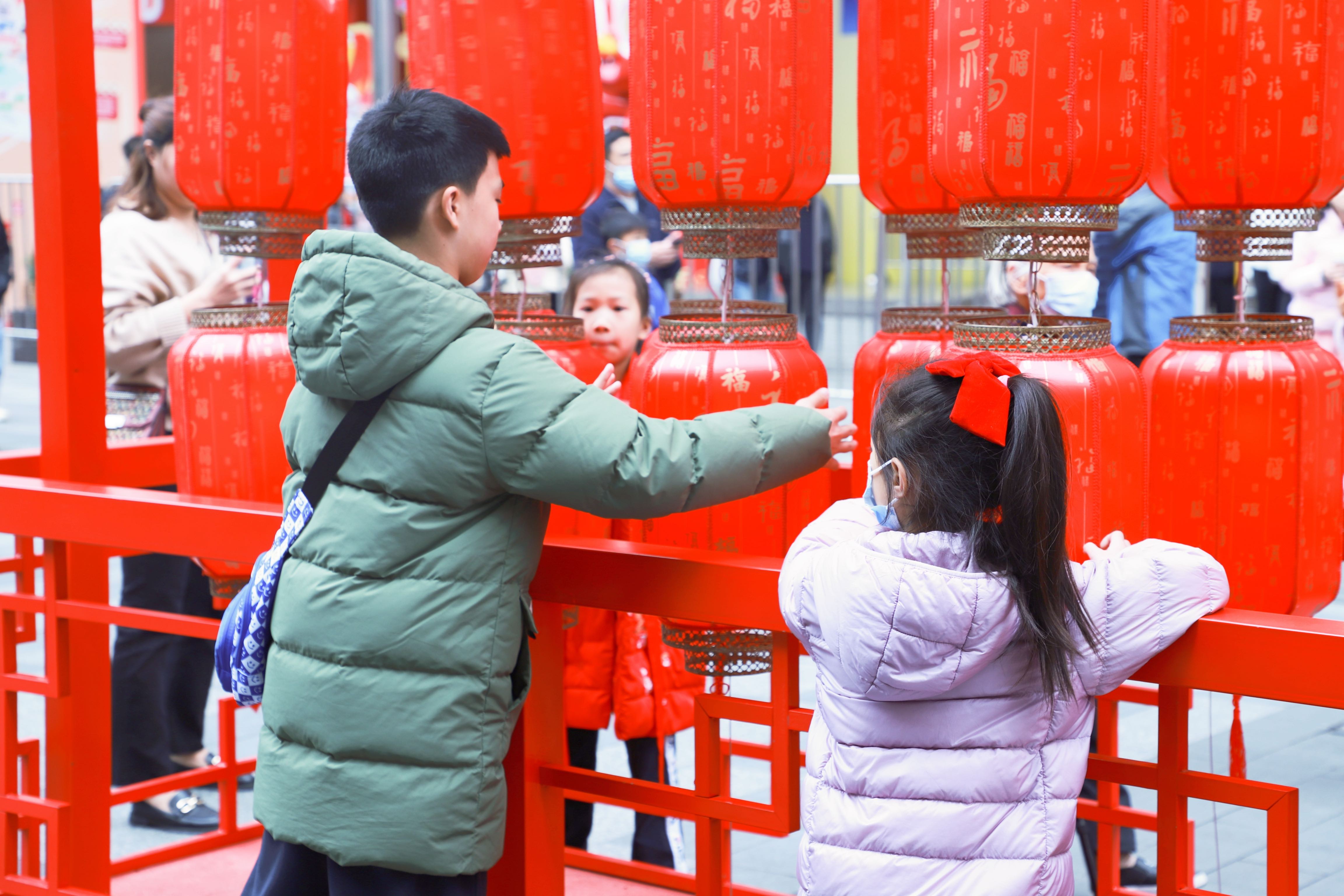 轉(zhuǎn)動(dòng)花燈，傳遞美好祝福。人民網(wǎng) 樸馨語攝