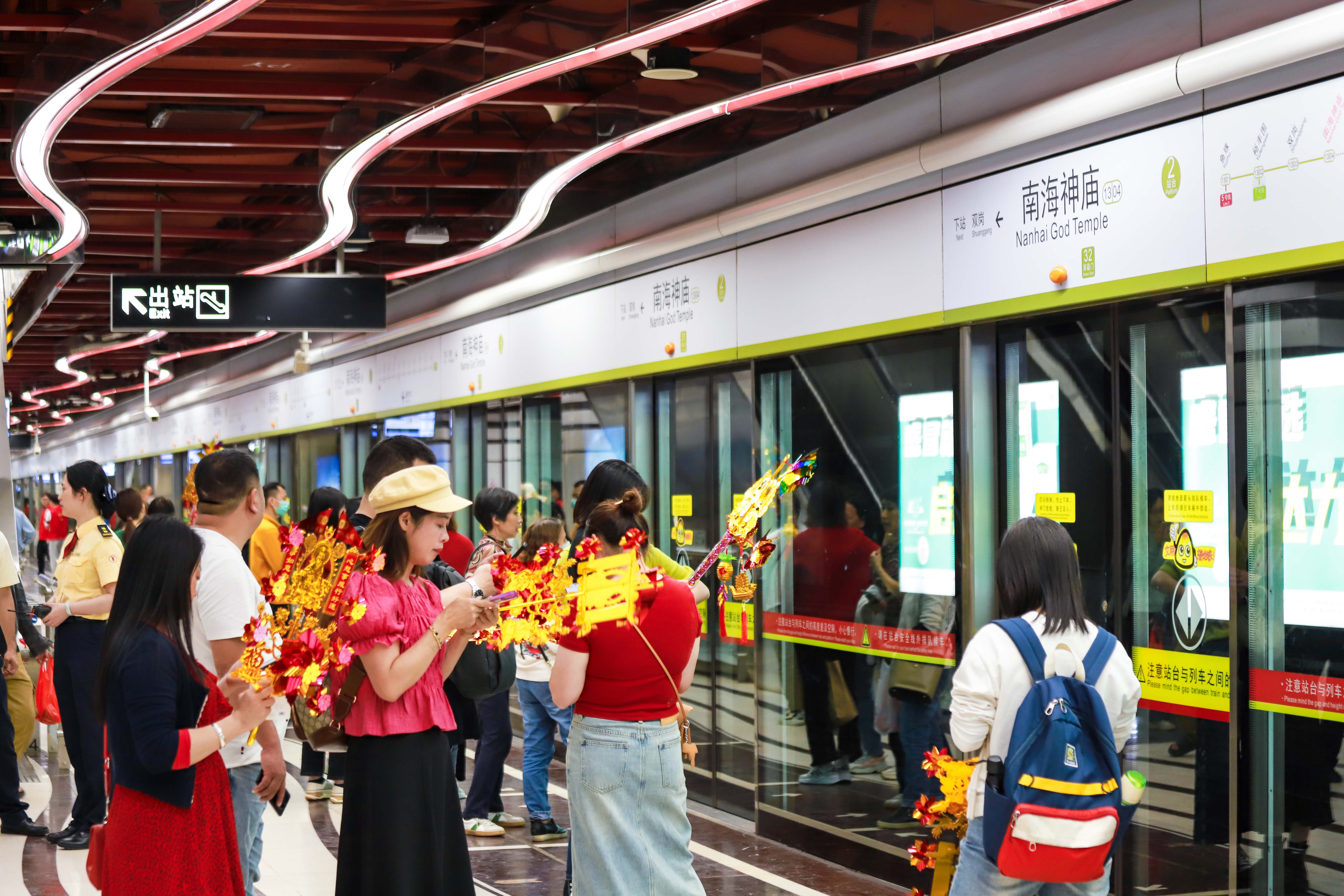 南海神廟地鐵站內(nèi)，民眾手里都拿著風(fēng)車。楊文濤攝