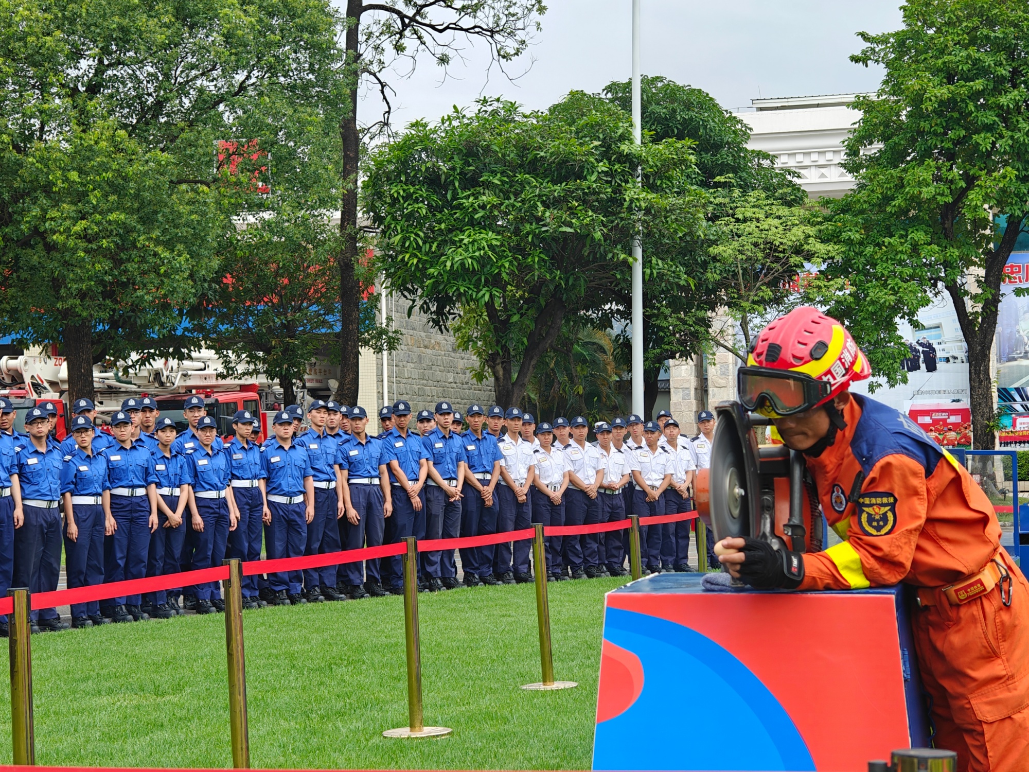 香港消防處消防及救護(hù)學(xué)院學(xué)員在中國救援廣東機動專業(yè)支隊觀摩精細(xì)切割技術(shù)。人民網(wǎng) 王雅蝶攝