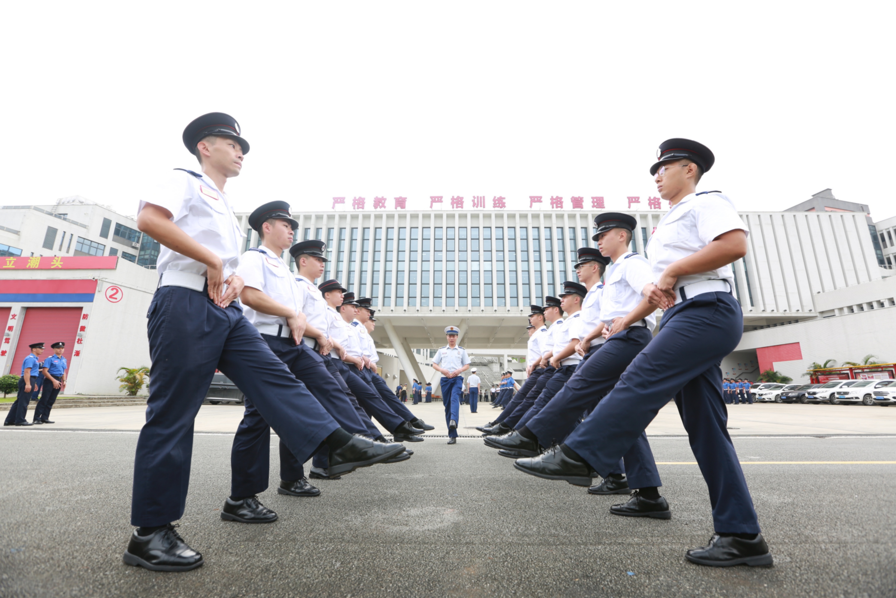 國(guó)情研習(xí)班期間，香港消防處消防及救護(hù)學(xué)院學(xué)員開(kāi)展中式隊(duì)列步操訓(xùn)練。廣東省消防救援總隊(duì)供圖