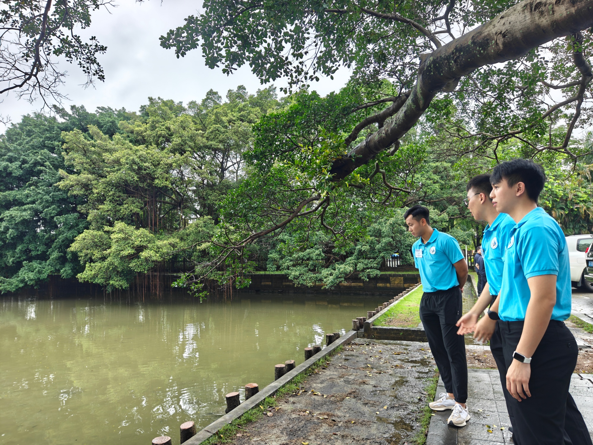 6月3日，粵港澳大灣區(qū)青少年在1839年銷毀鴉片的銷煙池邊參觀。人民網(wǎng) 王雅蝶攝