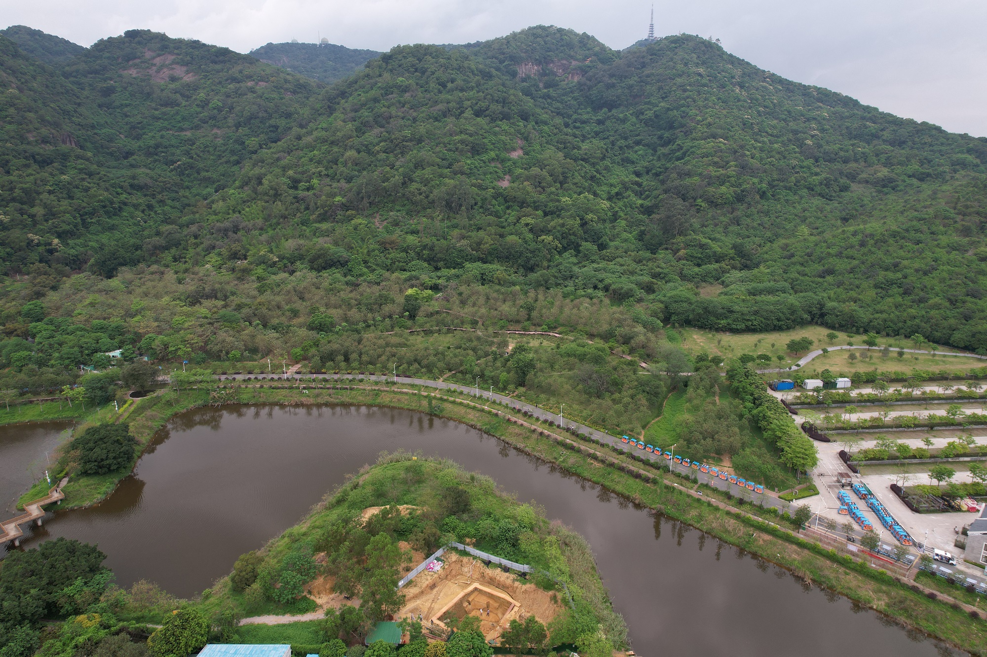 平面崗遺址發(fā)掘區(qū)與西樵山相對(duì)位置關(guān)系。廣東省文物考古研究院供圖