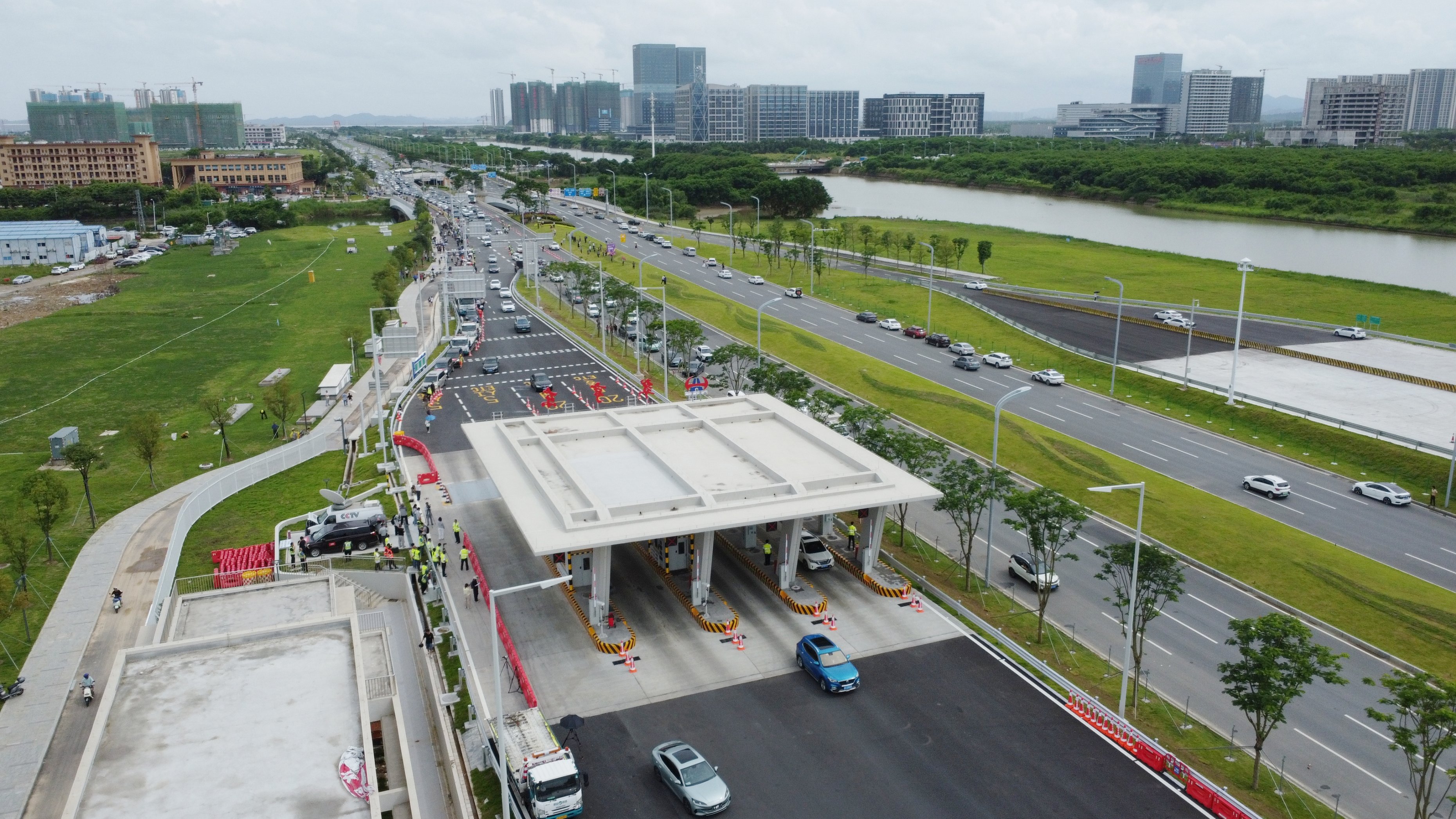 車輛經(jīng)中山翠亨東站駛上深中通道。人民網(wǎng) 何善福攝