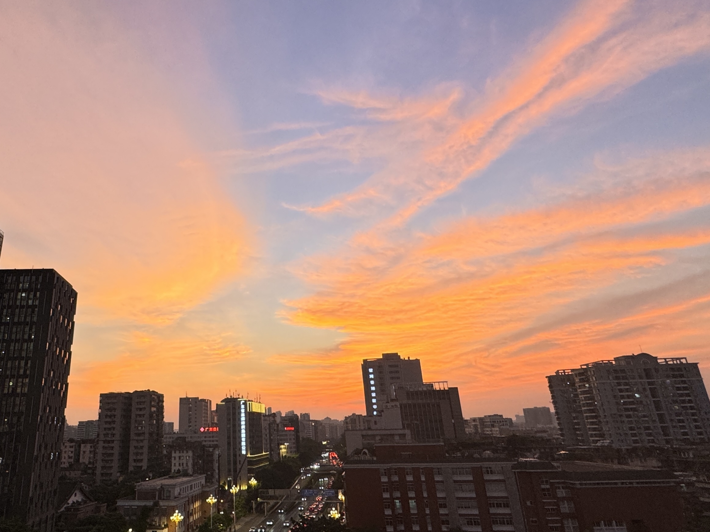 8月27日傍晚，廣州市城區(qū)，金色晚霞鋪滿天空。李璽迪攝